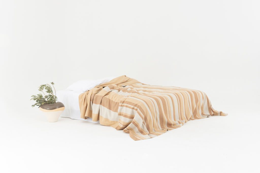 The Hues #2 Yatak Örtüsü – Sınırlı Sayıda El Yapımı Konfor image 0