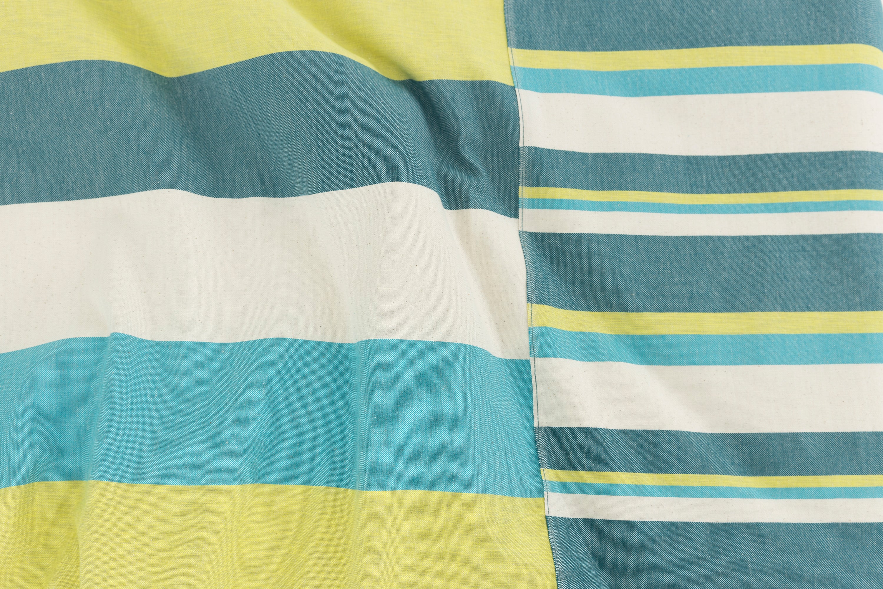 The Hues #4 Yatak Örtüsü – Sınırlı Sayıda El Yapımı Konfor image 3