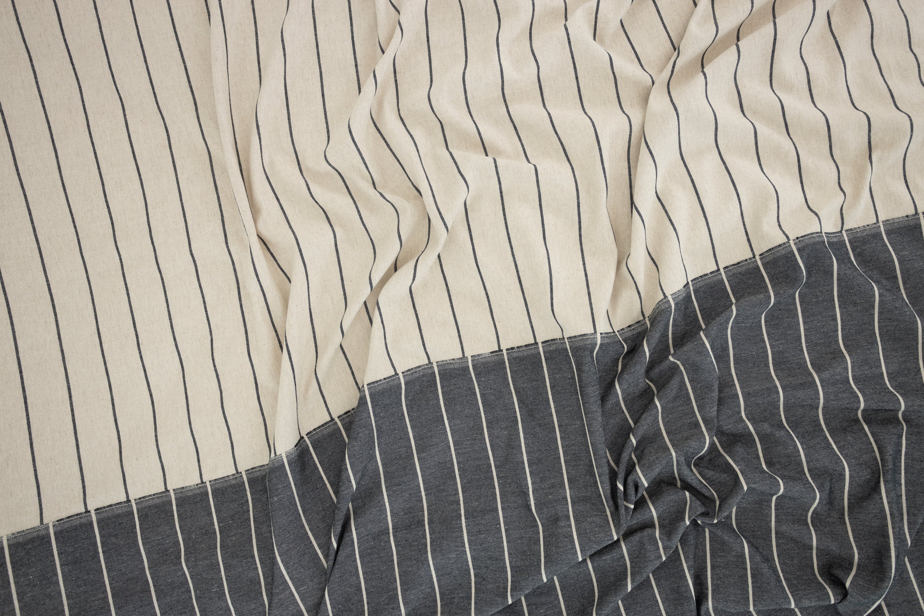 The Hues #8 Yatak Örtüsü –Sınırlı Sayıda El Yapımı Konfor image 3